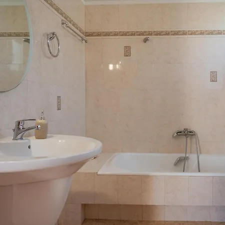 Villa Artia - Subtle Elegance, Walkable To Necessities And Pleasures Xiropigado