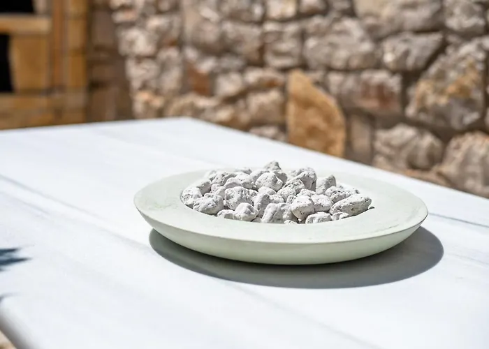 Villa Artia - Subtle Elegance In A Seaside Village Xiropigado