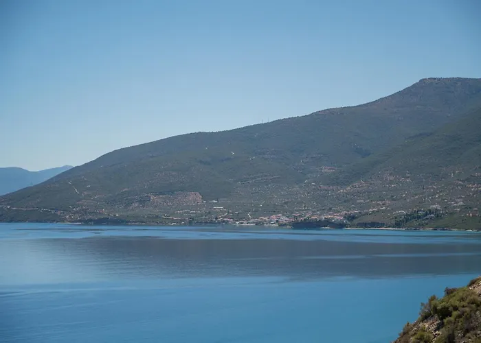 Villa Artia - Subtle Elegance In A Seaside Village Xiropigado