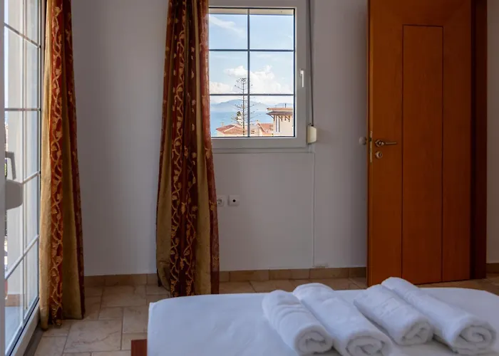 Artia - Subtle Elegance In A Seaside Village * Xiropigado