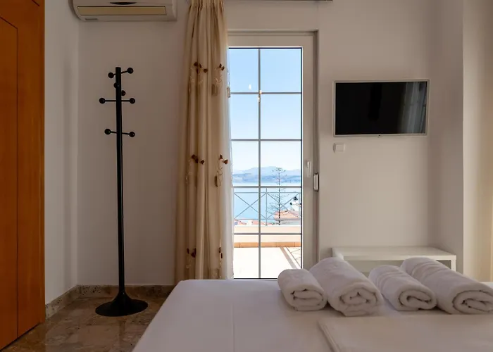 Villa Artia - Subtle Elegance In A Seaside Village Xiropigado