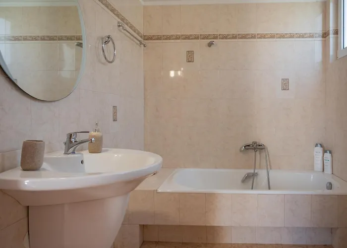 Artia - Subtle Elegance In A Seaside Village Xiropigado