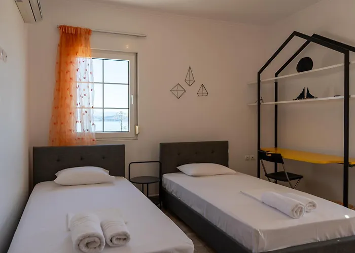 Villa Artia - Subtle Elegance In A Seaside Village Xiropigado