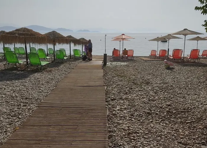 Villa Artia - Subtle Elegance In A Seaside Village Xiropigado