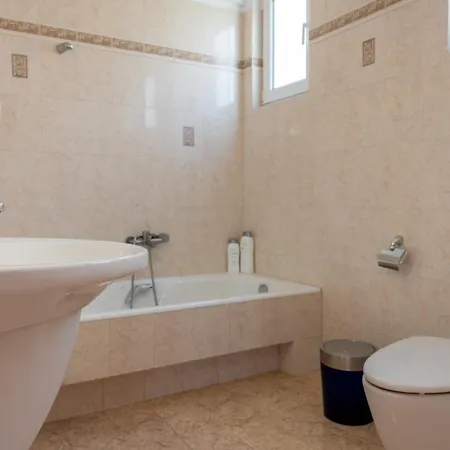 Artia - Subtle Elegance In A Seaside Village فيلة