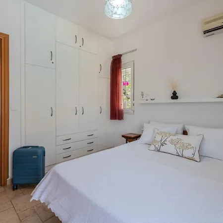 فيلة Artia - Subtle Elegance In A Seaside Village *