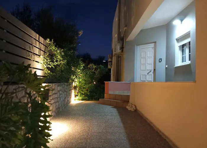Artia - Subtle Elegance In A Seaside Village * Xiropigado